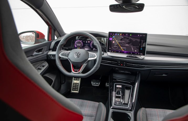 Volkswagen Golf GTI - kokpit