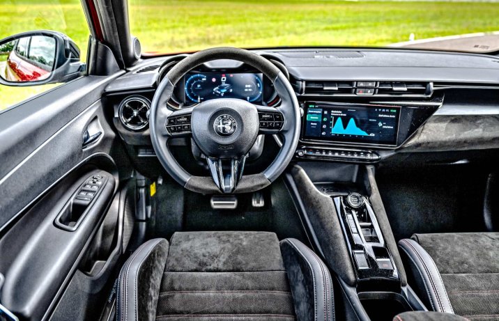 Alfa Romeo Junior 2025 – deska rozdzielcza