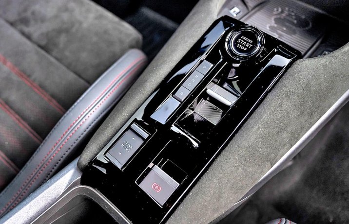 Alfa Romeo Junior 2025 – panel sterowania