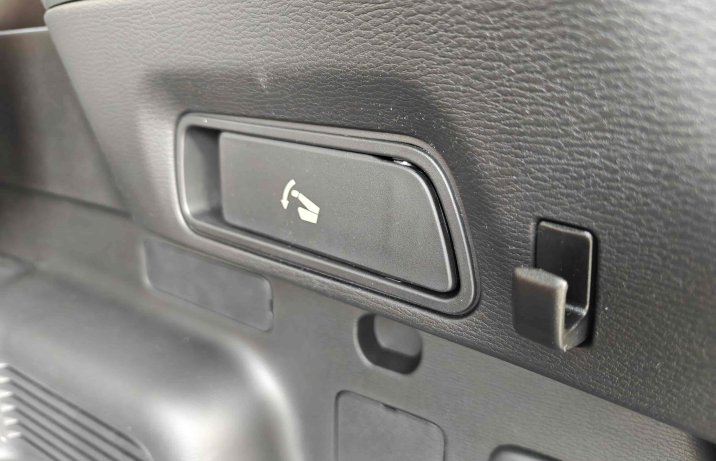 Mitsubishi Outlander IV 2025 PHEV – wnętrze, bagażnik, składanie kanapy,haczyk