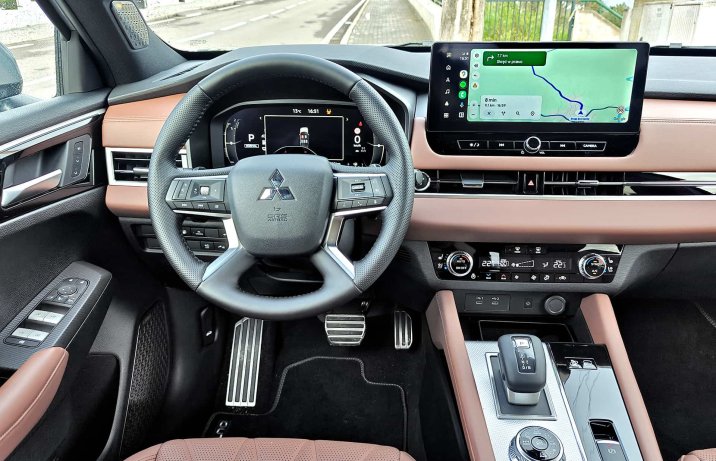 Mitsubishi Outlander IV 2025 PHEV – wnętrze, deska rozdzielcza