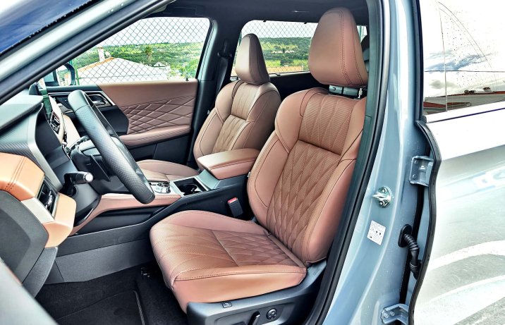 Mitsubishi Outlander IV 2025 PHEV – wnętrze, fotele