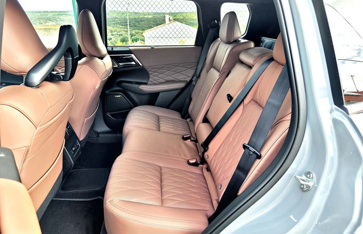 Mitsubishi Outlander IV 2025 PHEV – wnętrze, kanapa