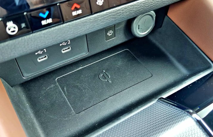 Mitsubishi Outlander IV 2025 PHEV – wnętrze, ładowarka indukcyjna