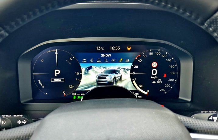 Mitsubishi Outlander IV 2025 PHEV – wnętrze, wskaźniki