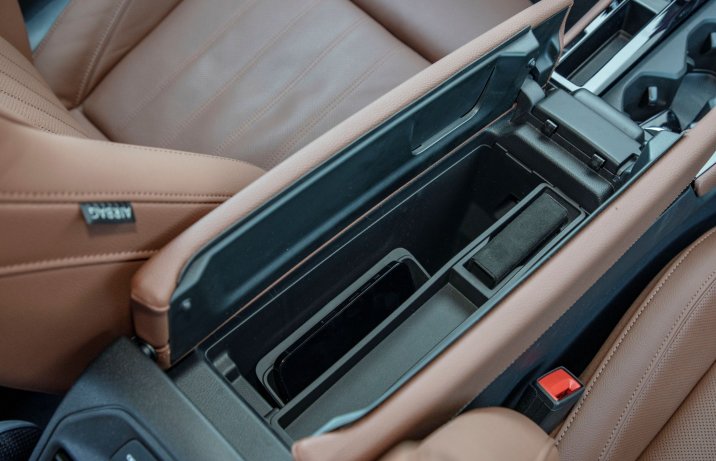 Skoda Superb - schowek w podłokietniku