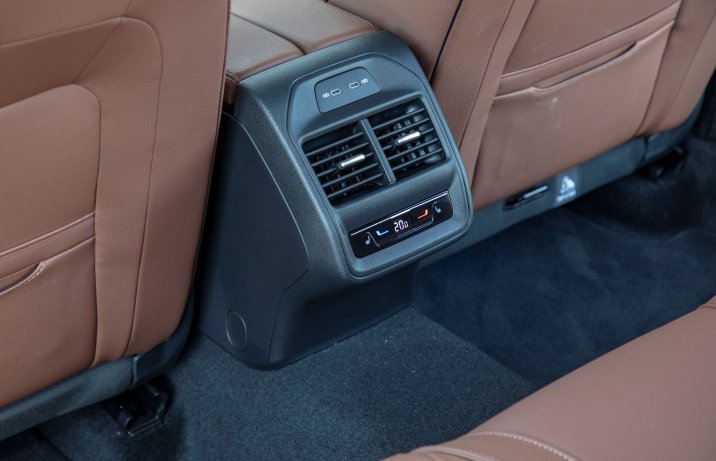 Skoda Superb - tył konsoli