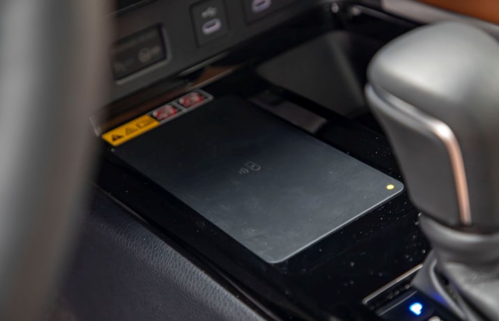 Toyota Camry - ładowarka indukcyjna