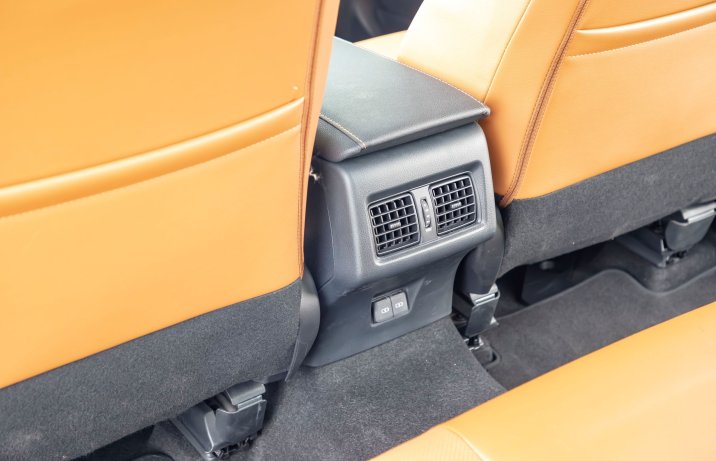 Toyota Camry - tył konsoli