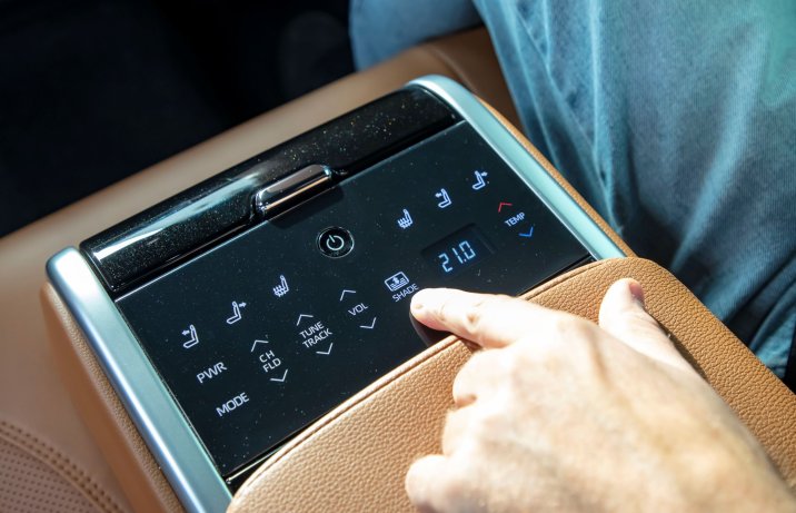 Toyota Camry - tylny panel dotykowy