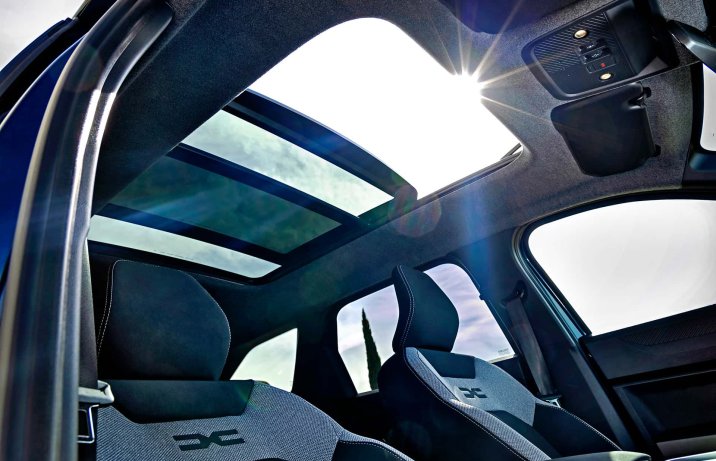 Nowa Dacia Bigster 2025 Journey – wnętrze, dach panoramiczny