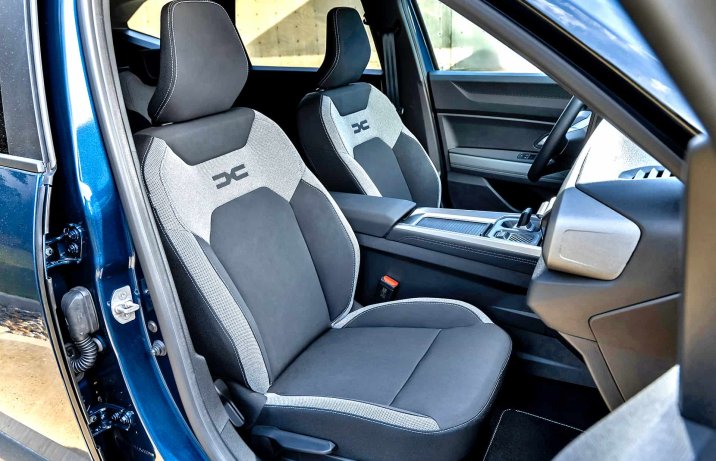 Nowa Dacia Bigster 2025 Journey – wnętrze, fotele