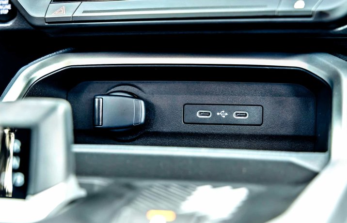 Nowa Dacia Bigster 2025 Journey – wnętrze, gniazda 12 V i USB-C