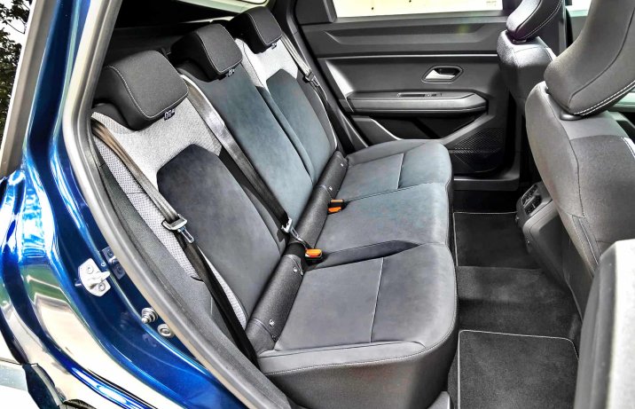 Nowa Dacia Bigster 2025 Journey – wnętrze, kanapa