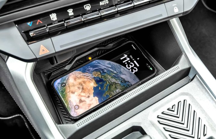 Nowa Dacia Bigster 2025 Journey – wnętrze, ładowarka indukcyjna