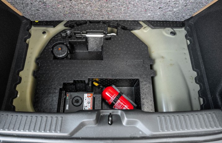 Citroen C3 - pod podłogą bagażnika