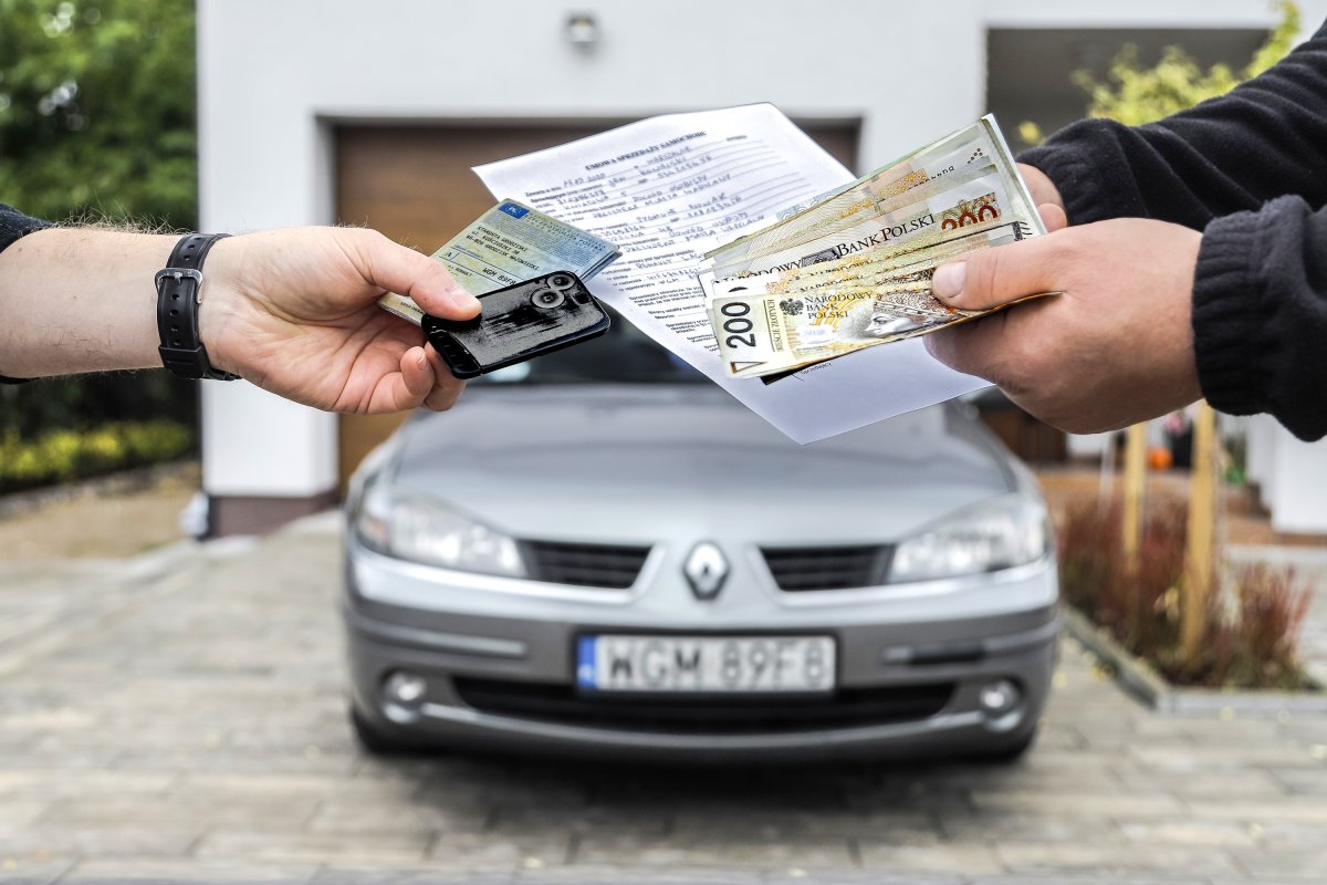 Jak dobrze sprzedać samochód – poradnik krok po kroku. Formalności, wycena, przygotowanie auta, na co uważać