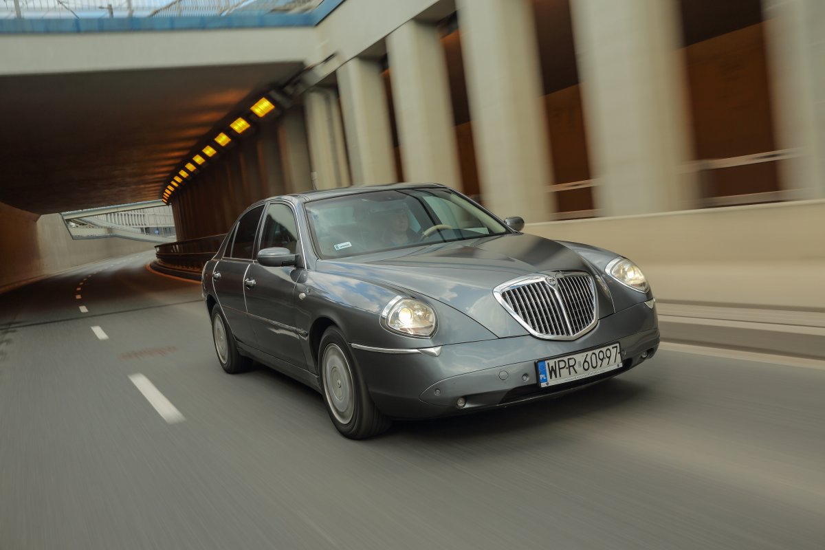 Używana Lancia Thesis – włoski powiew luksusu. Model nie zrobił szału jako nowe auto, ale dziś to klasyk