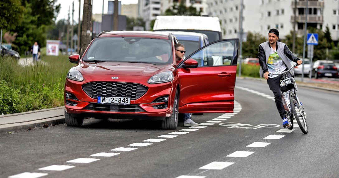 gwałtowne omijanie auta przez rowerzystę