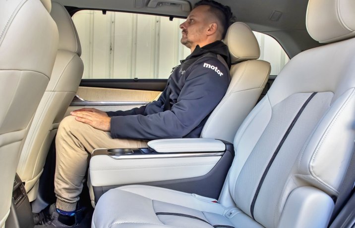 Mazda CX-80 2.5 e-Skyactiv PHEV (2025) - test - siedzenia w środkowym rzędzie