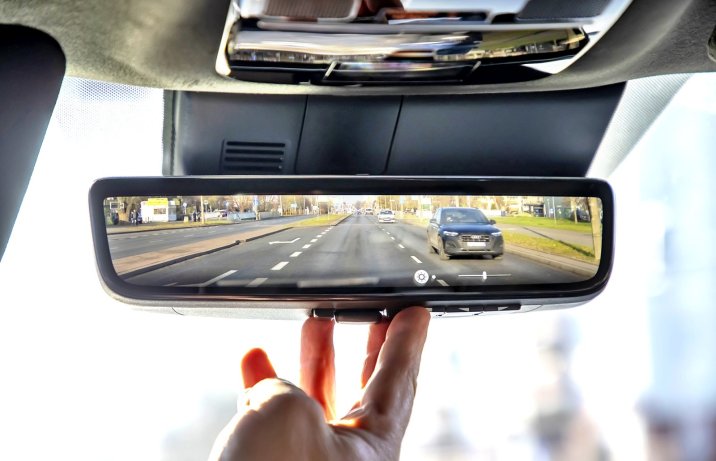 Hyundai Santa Fe 1.6 T-GDI PHEV 6AT 4WD (2025) - test - cyfrowe lusterko wewnętrzne