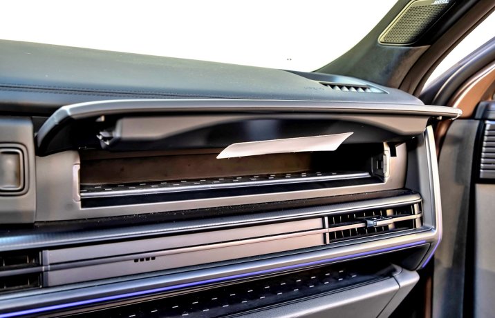 Hyundai Santa Fe 1.6 T-GDI PHEV 6AT 4WD (2025) - test - schowek