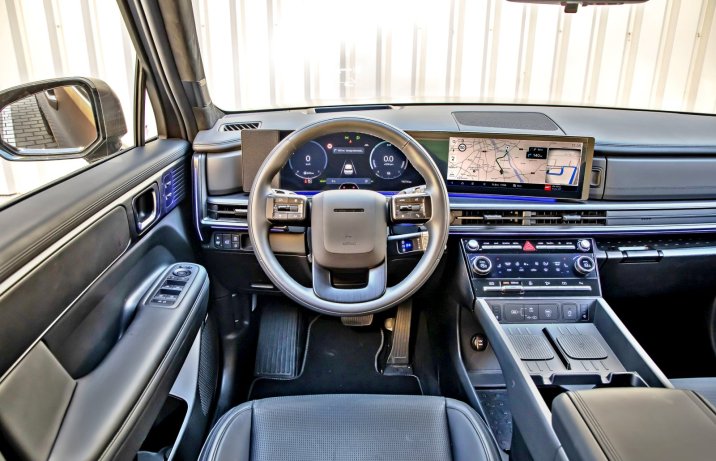 Hyundai Santa Fe 1.6 T-GDI PHEV 6AT 4WD (2025) - test - kokpit