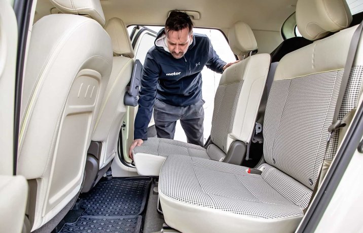 Hyundai Inster Smart 2025 – przesuwanie kanapy