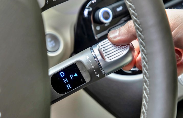 Hyundai Inster Smart 2025 – deska rozdzielcza, wybierak kierunku jazdy na kierownicy