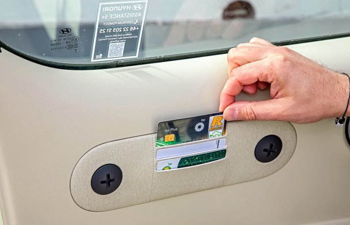 Hyundai Inster Smart 2025 – deska rozdzielcza, kieszonki na drzwiach