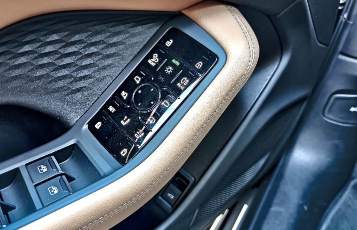 Audi A6 C9 Avant 2025 – panel sterowania na drzwiach