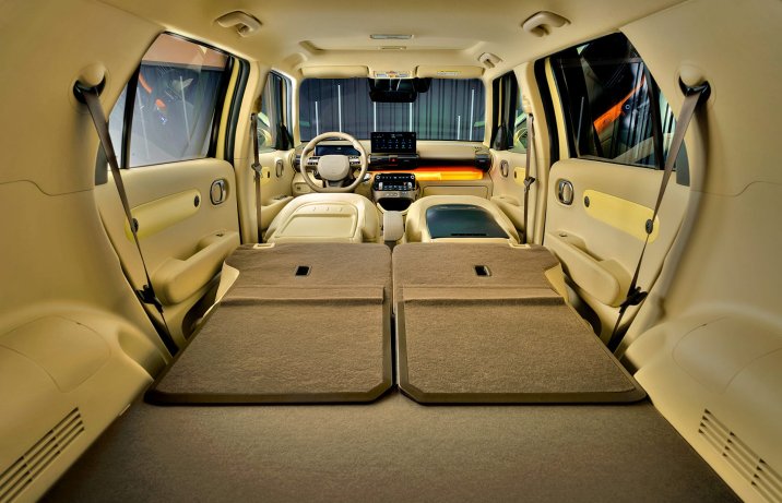 Hyundai Inster 2025 – wnętrze, bagażnik, fotele na płasko