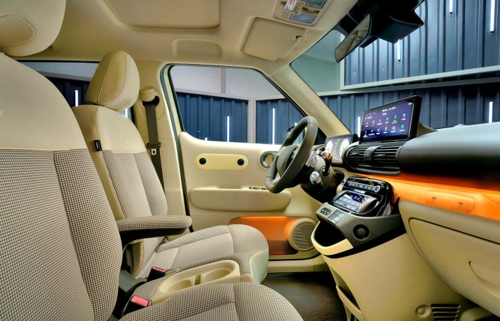 Hyundai Inster 2025 – wnętrze, fotele z przodu, widok z boku