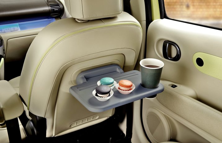 Hyundai Inster 2025 – wnętrze, stolik w oparciu