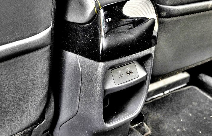 Nissan Juke 1.6 Hybrid AMT N-Sport (2025) – test – tunel środkowy tył