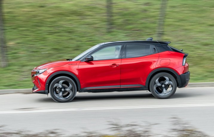 Alfa Romeo Junior Ibrida (2025) – test – bok