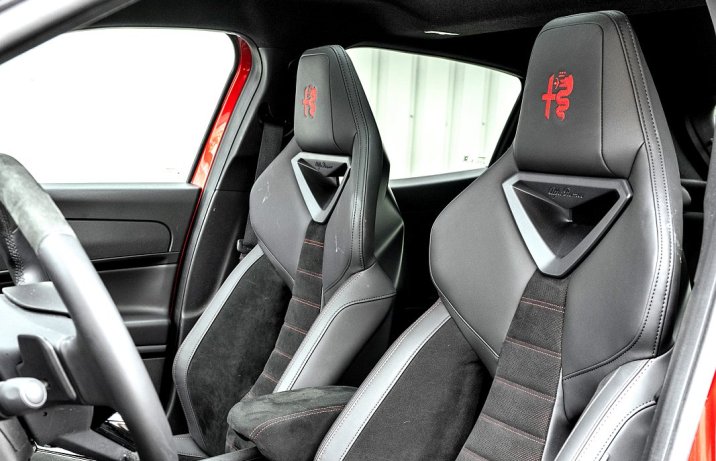 Alfa Romeo Junior Ibrida (2025) – test – fotele