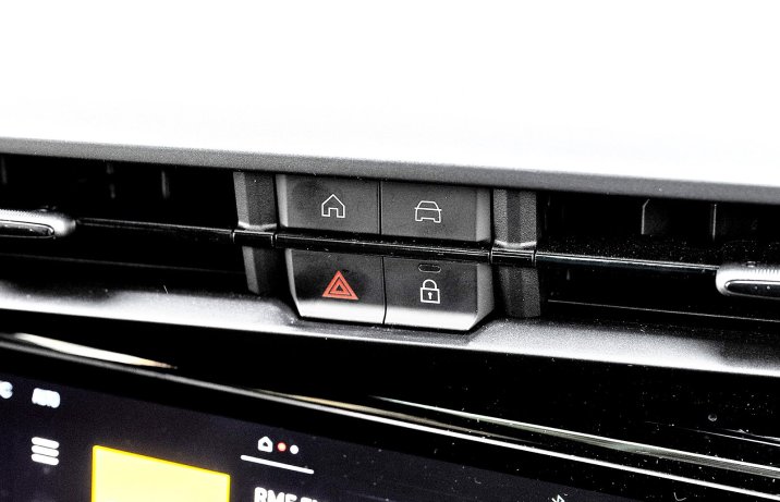 Alfa Romeo Junior Ibrida (2025) – test – przyciski skróty