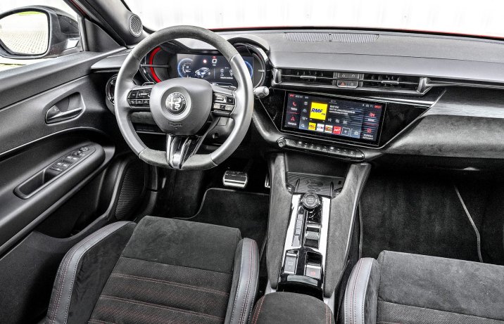 Alfa Romeo Junior Ibrida (2025) – test – kokpit, deska rozdzielcza