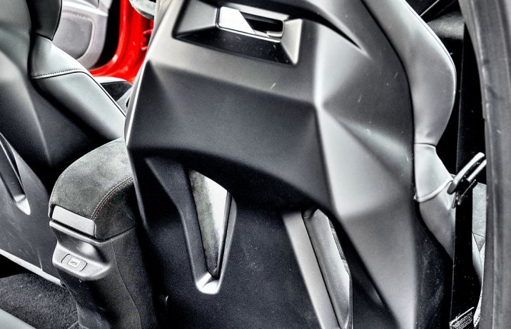 Alfa Romeo Junior Ibrida (2025) – test – osłony oparć foteli