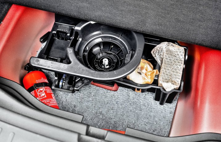 Alfa Romeo Junior Ibrida (2025) – test – pod podłogą bagażnika