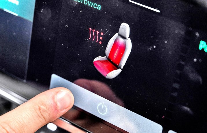 Alfa Romeo Junior Ibrida (2025) – test – obsługa podgrzewania foteli