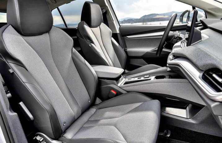 Skoda Enyaq FL 2025 – wnętrze, fotele z przodu