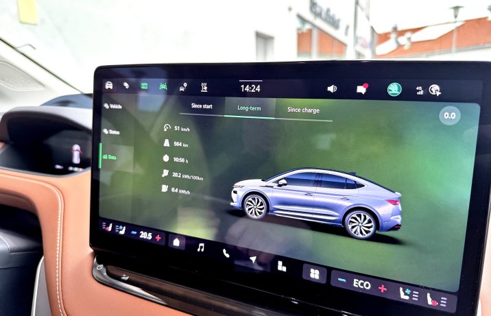 Skoda Enyaq FL 2025 – wnętrze, ekran ze zużyciem energii