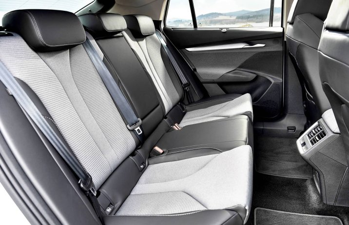 Skoda Enyaq FL 2025 – wnętrze, kanapa