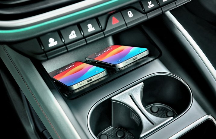 Skoda Enyaq FL 2025 – wnętrze, ładowarka indukcyjna