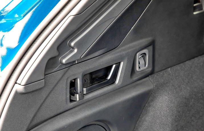 Subaru Outback 2.5i Platinum – bagażnik, haczyk, dźwignia składania kanapy