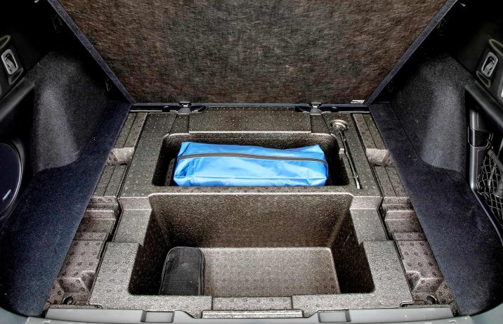 Subaru Outback 2.5i Platinum – bagażnik, schowki