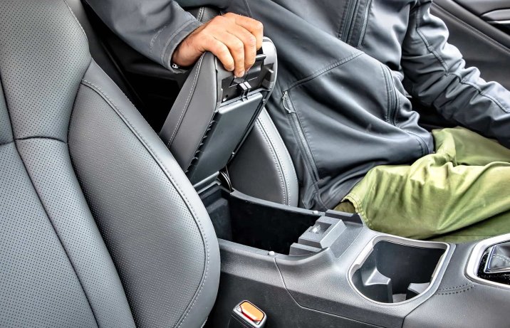 Subaru Outback 2.5i Platinum – schowek w podłokietniku