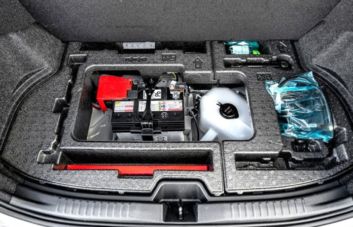 Toyota GR Yaris 1.6 Turbo 8 A/T Gazoo Racing Direct – bagażnik, akumulator, pojemnik na wodę do chłodzenia intercoolera